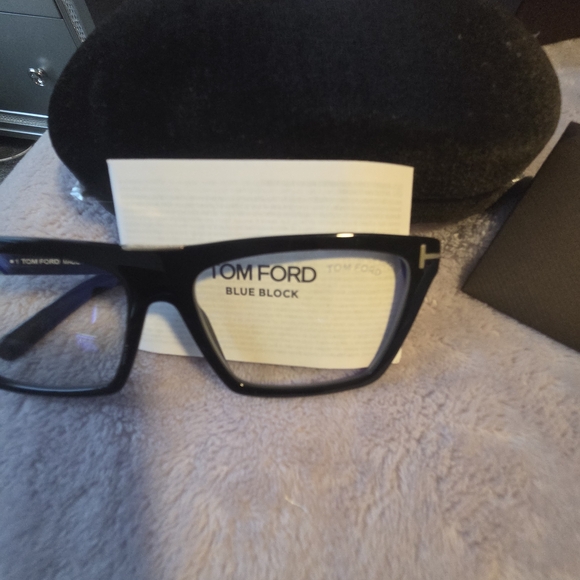 Black Cat-Eye Glasses with Case - Picture 2 of 7